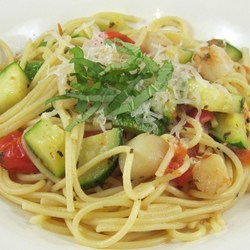 Pasta with Scallops, Zucchini, and Tomatoes Recipe